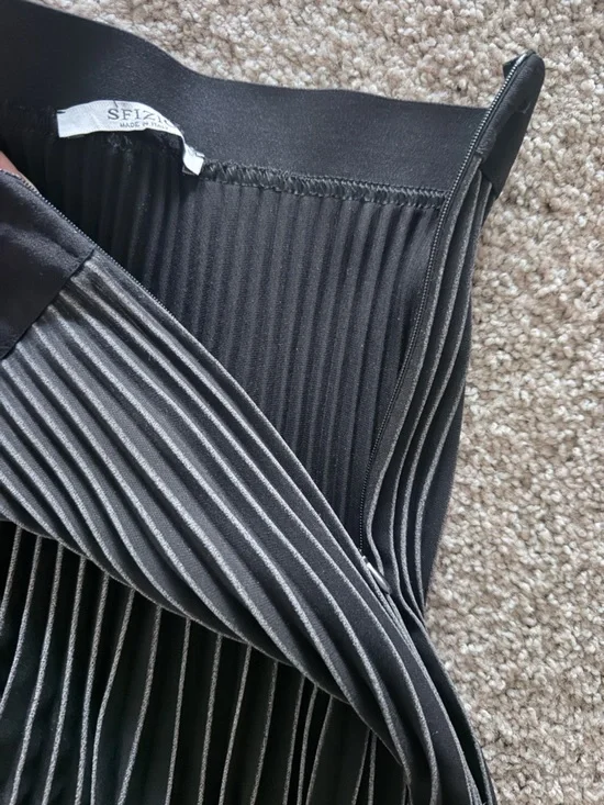 Elevate your wardrobe with this stunning Sfizio Made in Italy pleated skirt 🤍 S - Picture 4 of 5